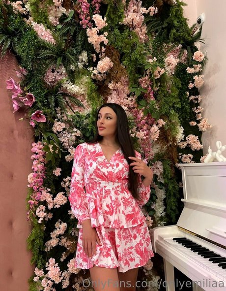 onlyemiliaa top model pics