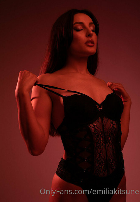 onlyemiliaa star nudes gallery