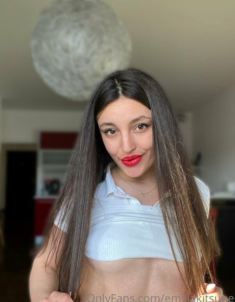 onlyemiliaa beautiful actress pics