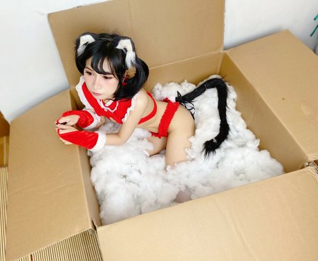 Joyce Poring star erotic pics