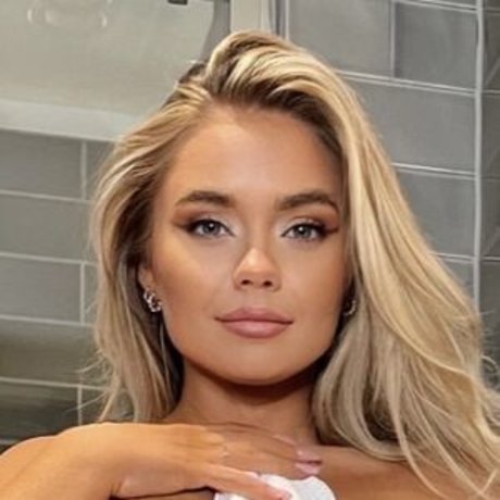 Claire Maclachlan porn model image