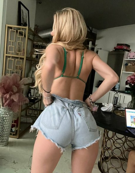 sucking cock onlyfans pornographic picture