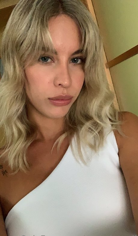 poliamorosaa perfect actress pics