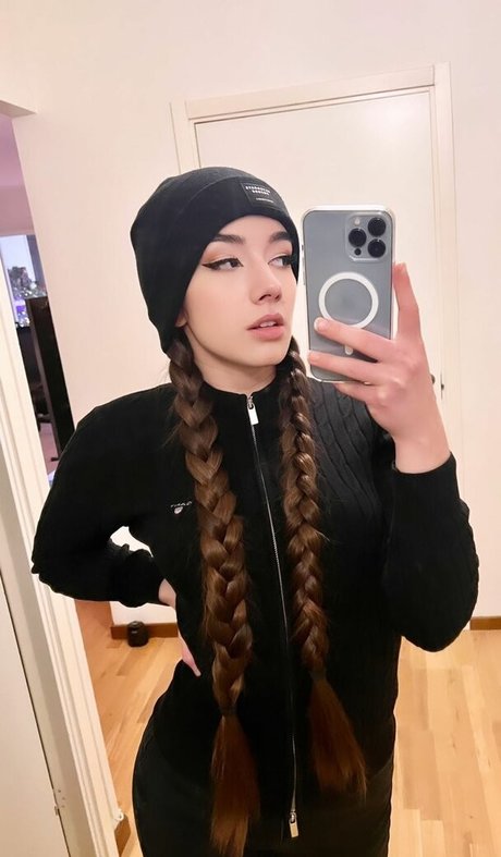 Miss Mikkaa art actress pic