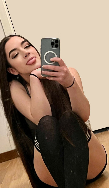 Miss Mikkaa naked model pic