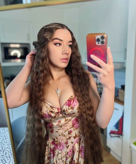 Miss Mikkaa exclusive model picture