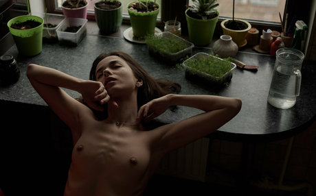 Julia Slip naked model pics