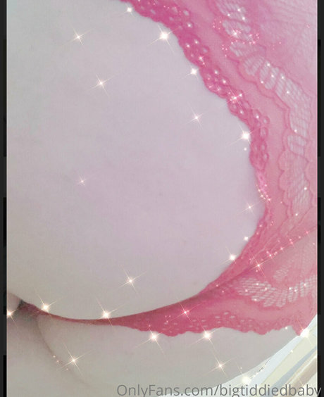 bustybethhh nudes model picture