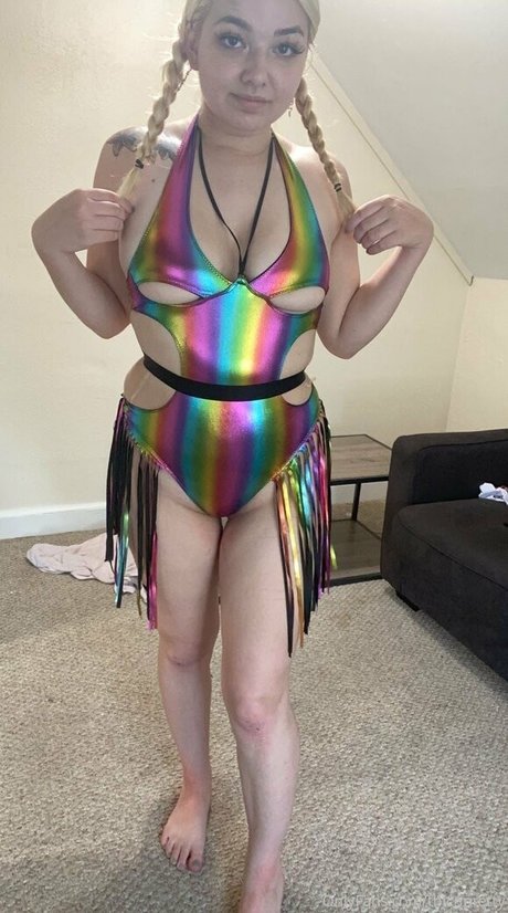 thicnpretty model nude picture