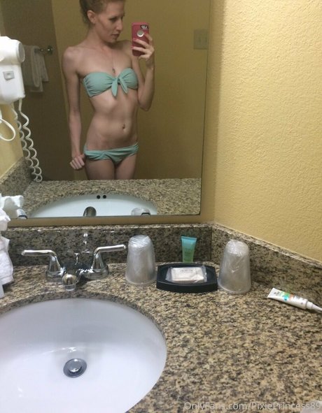 pixieprincess89 model top pic