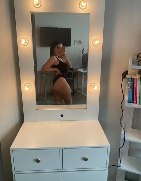 Aareni ASMR art model picture