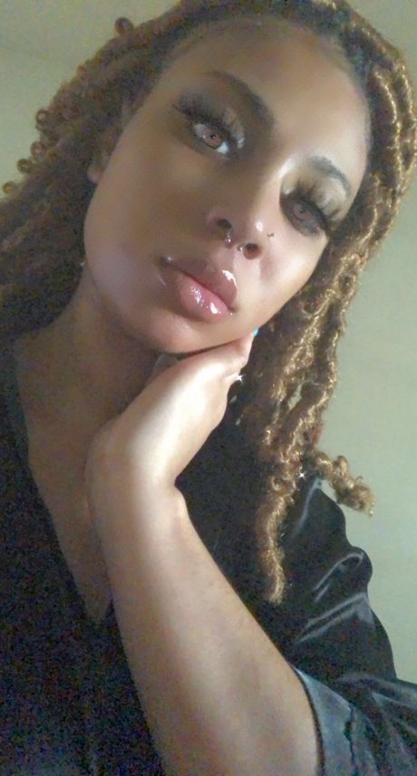 PrettyLightSkinThang model sex picture