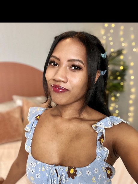 Pris West art model gallery