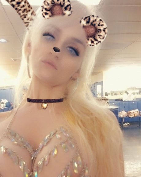 Scarlett Monroe_ model art galleries