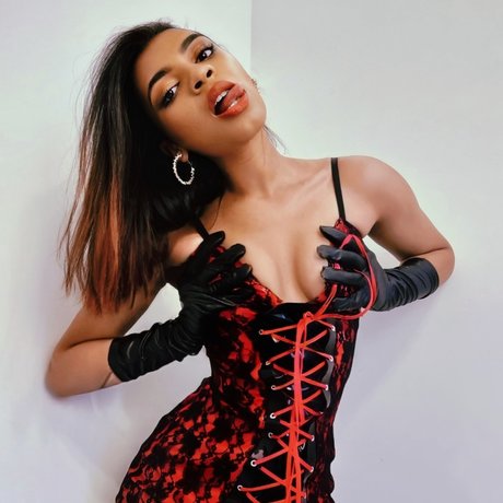 Mahogany Queen porn star pics