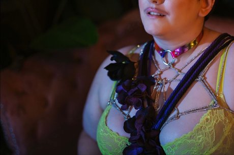 q they them_ star nude photo