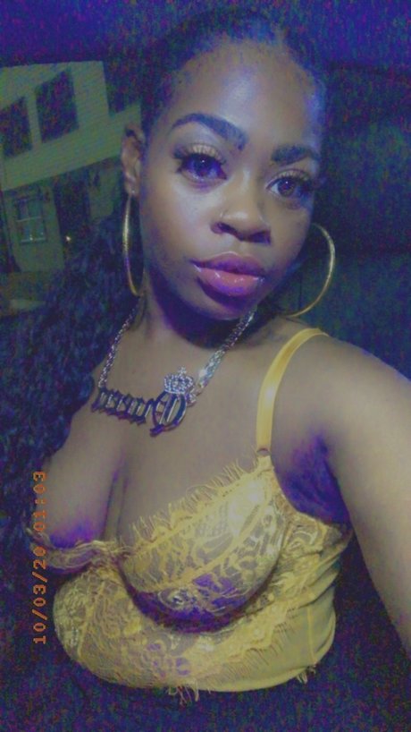 QueenJuicyyy__ erotic model picture