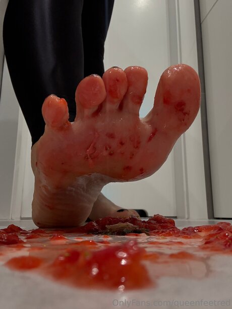 Queenfeetred model hot galleries