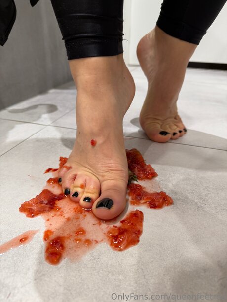 Queenfeetred model naked gallery