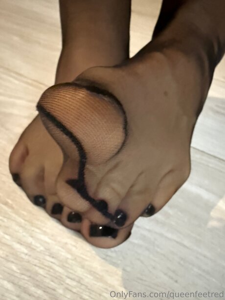Queenfeetred erotic pornstar image