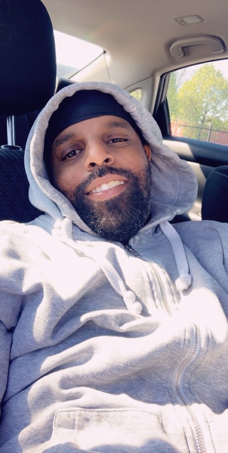 deelong32 beautiful model image