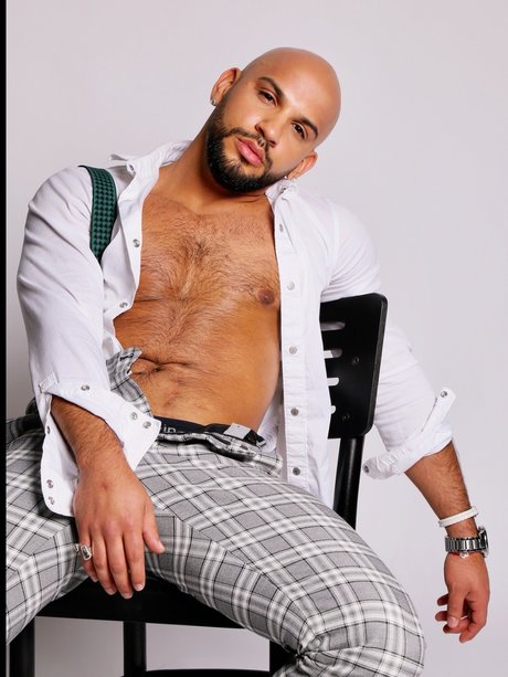 Evelio Valdes model top pic