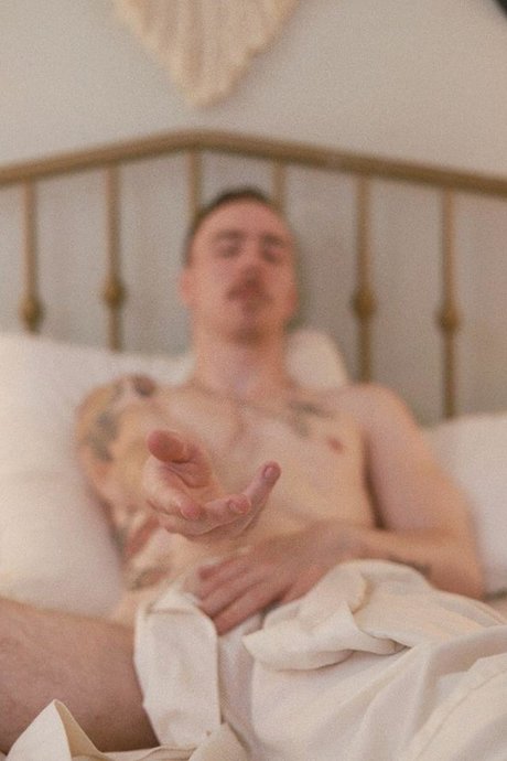 Zacharias Rains naked actress picture