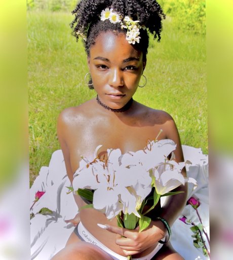 RiRi Cummings erotic model img