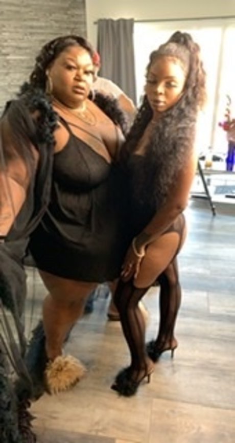 Royals Poly Life nude model photos