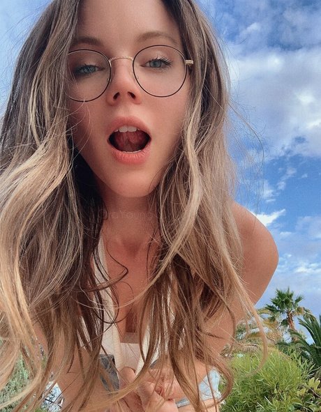 onlyora beautiful model img