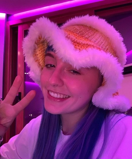 Ashnikko nude model pics