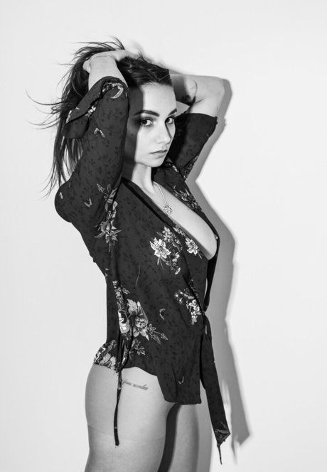 Lara Arluni naked model images