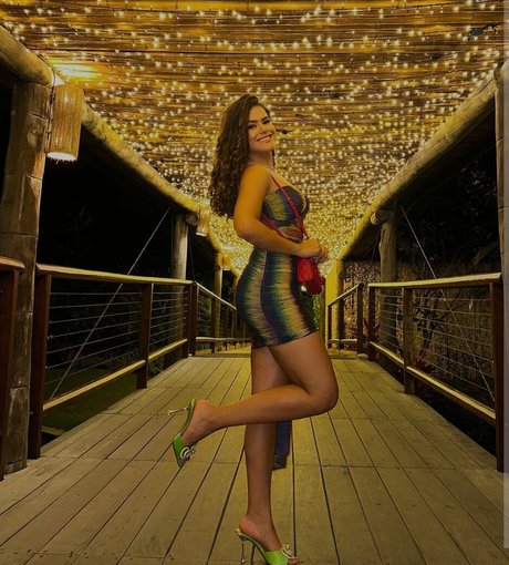 Maisa Silva pretty model photos
