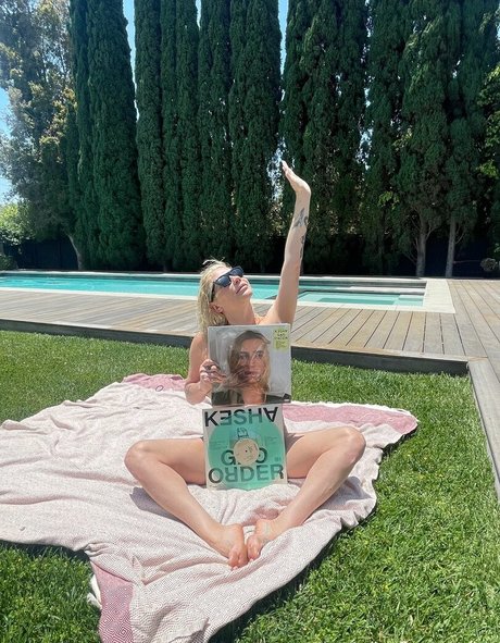 KeshaRose sex model pic