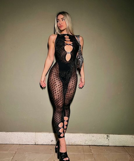 Iara Guimaraes model hot image