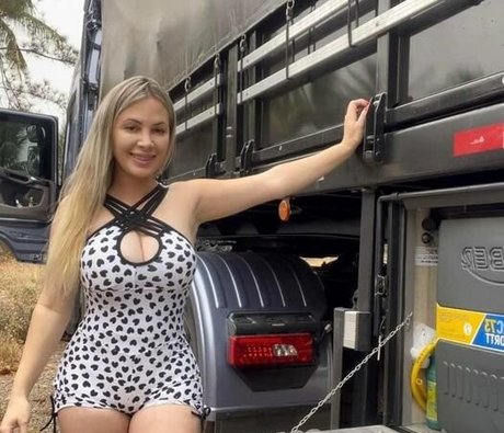 Aline FUtcher Ouriques naked model pic