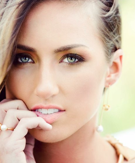 Taylor Altom erotic actress gallery