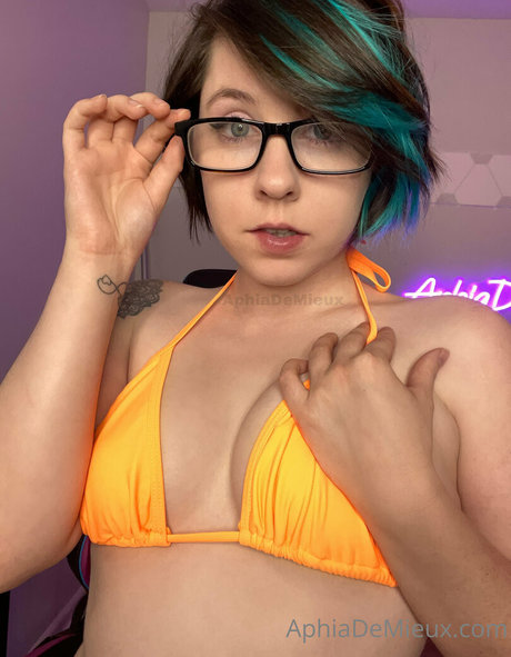 aphiademieuxpublic sexy actress image