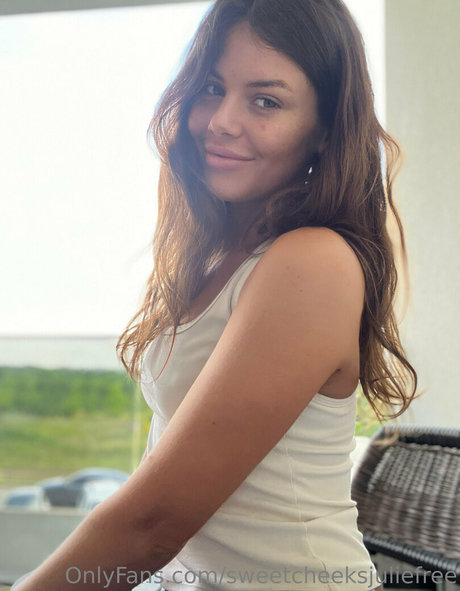 sweetcheeksjuliefree pornstar naked pic