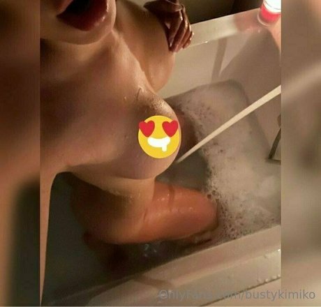 bustykimiko pornographic model pic