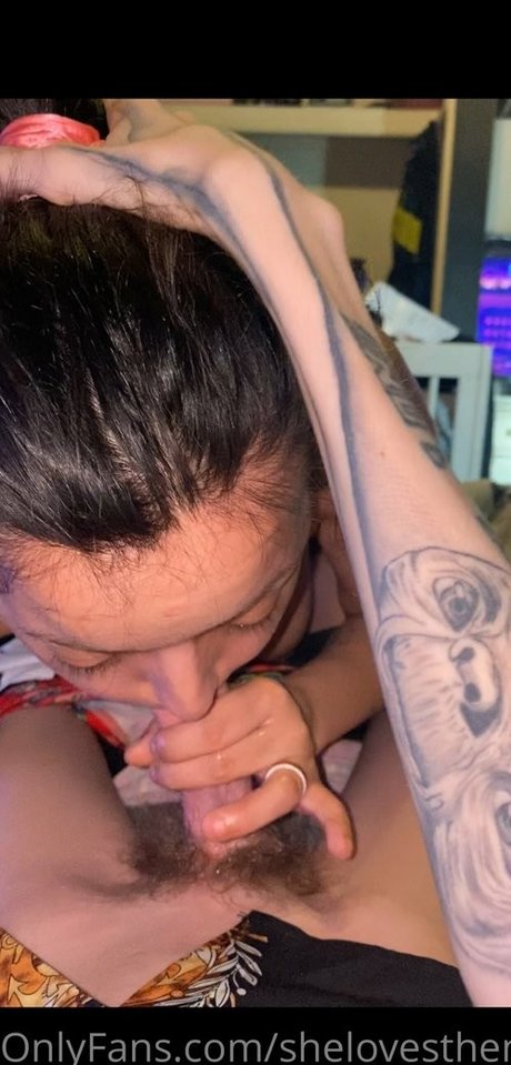 Long Neck pretty model pic