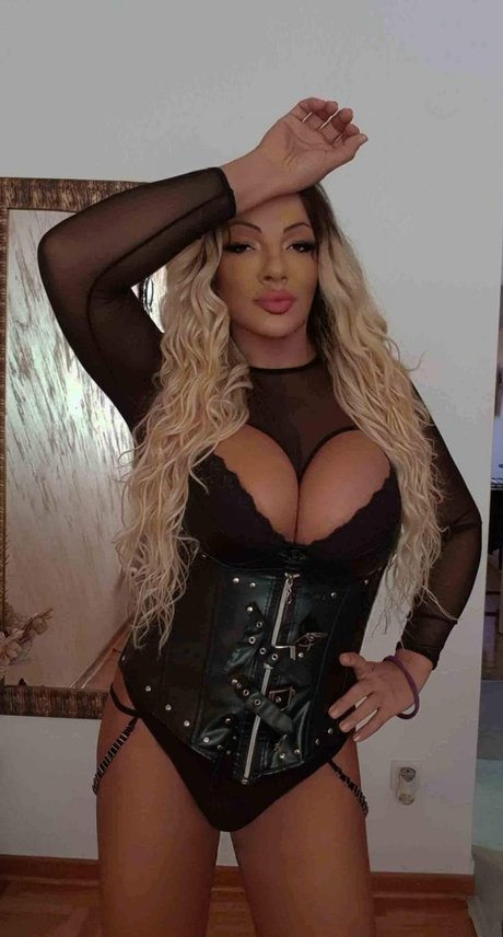 SaraShemale star beautiful image