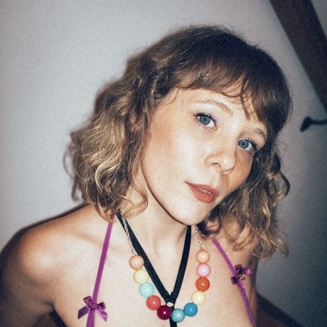 Sarah LOVES SEXTING_ naked model pictures