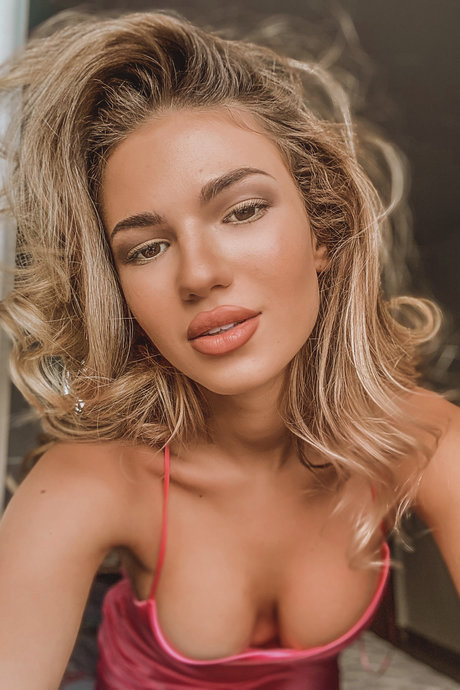 Sweety Russian hot actress gallery