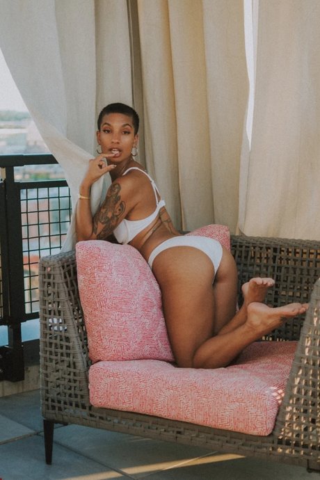 Move Me nudes model pics