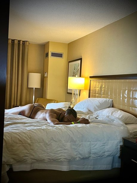 _MR Blow Yo Back Out_ star perfect pic