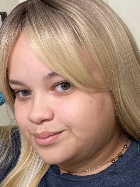 Luna Blumoon hot actress images