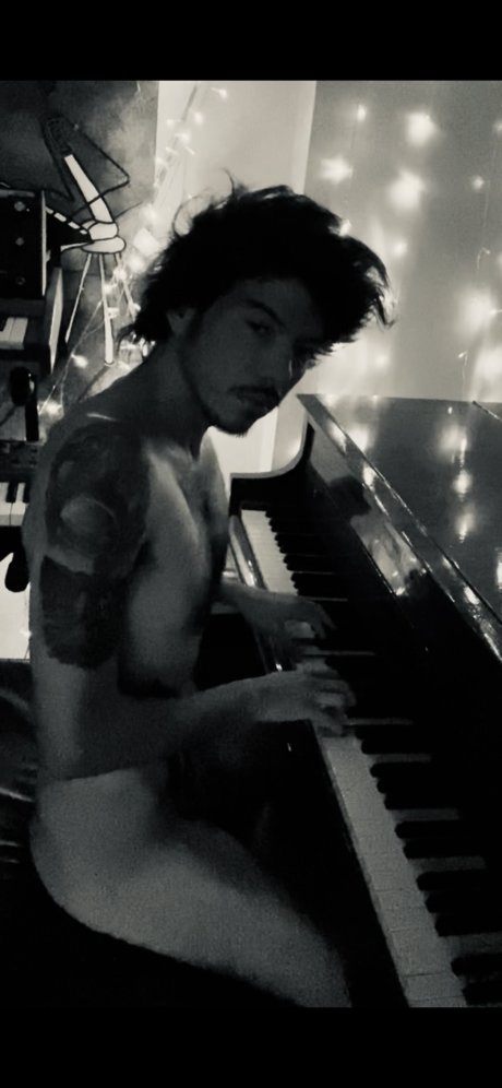 Onlypiano model nudes picture