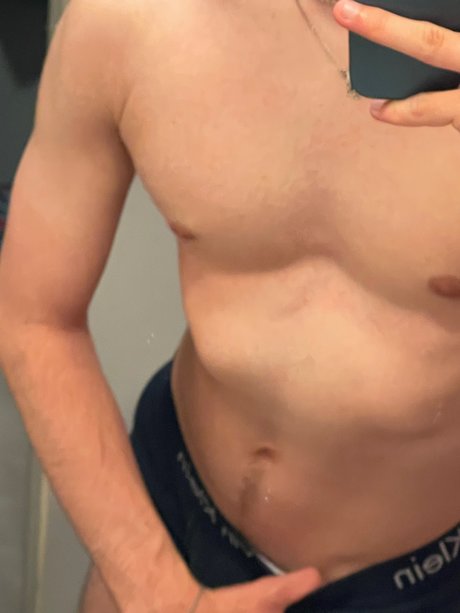 Ollie Taylor hot actress img