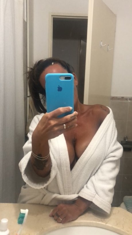 Hot Mom beautiful actress picture